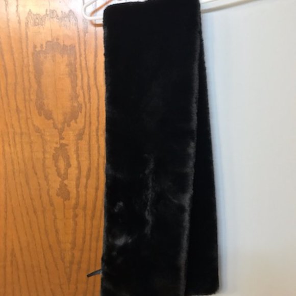 LANE BRYANT NWOT Black Faux Fur Pull-Through Scarf/Stole - Picture 3 of 7